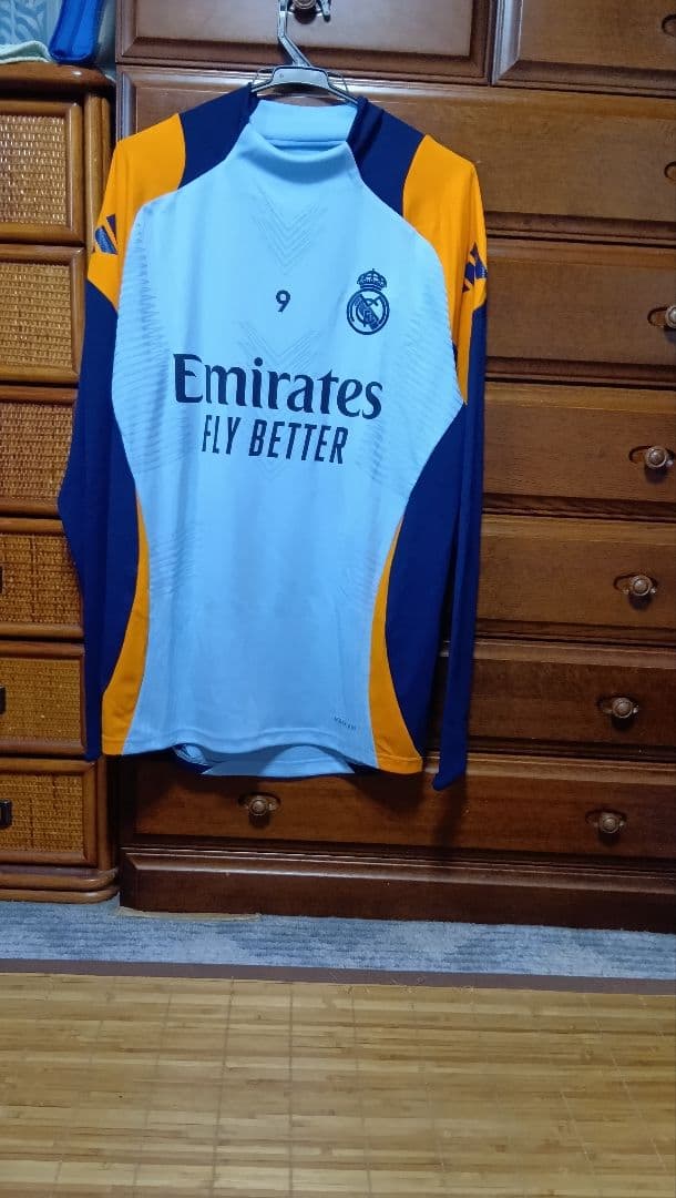 Real Madrid 長袖ジャージ エミレーツ 9番