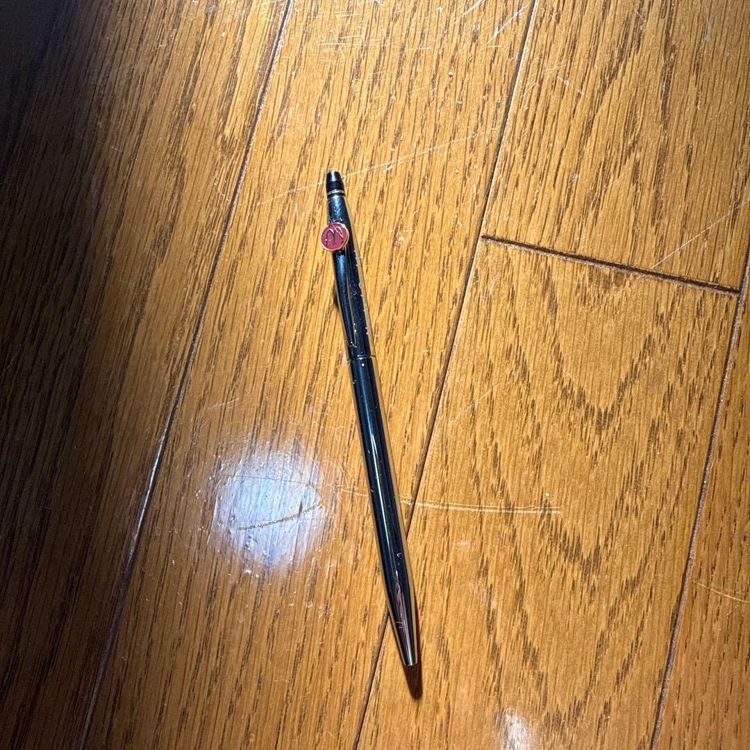 黒いボールペン 細字 赤い装飾付き