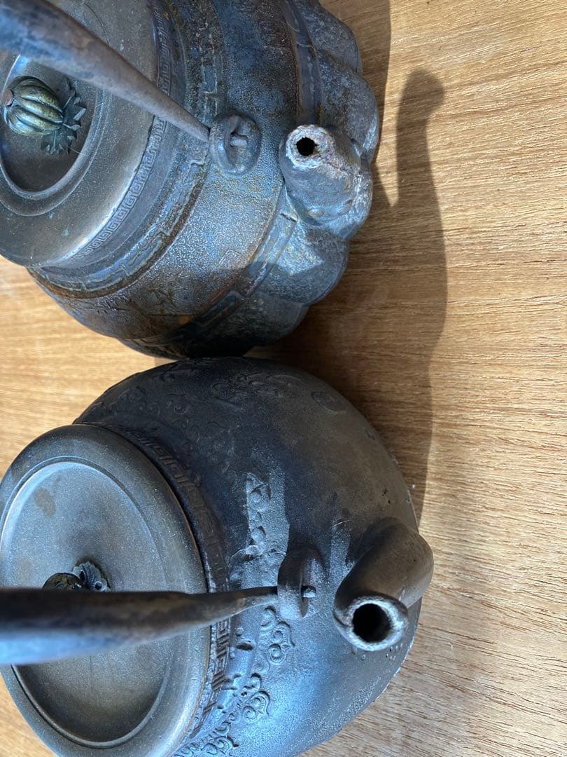 漢字彫刻の丸形鉄瓶