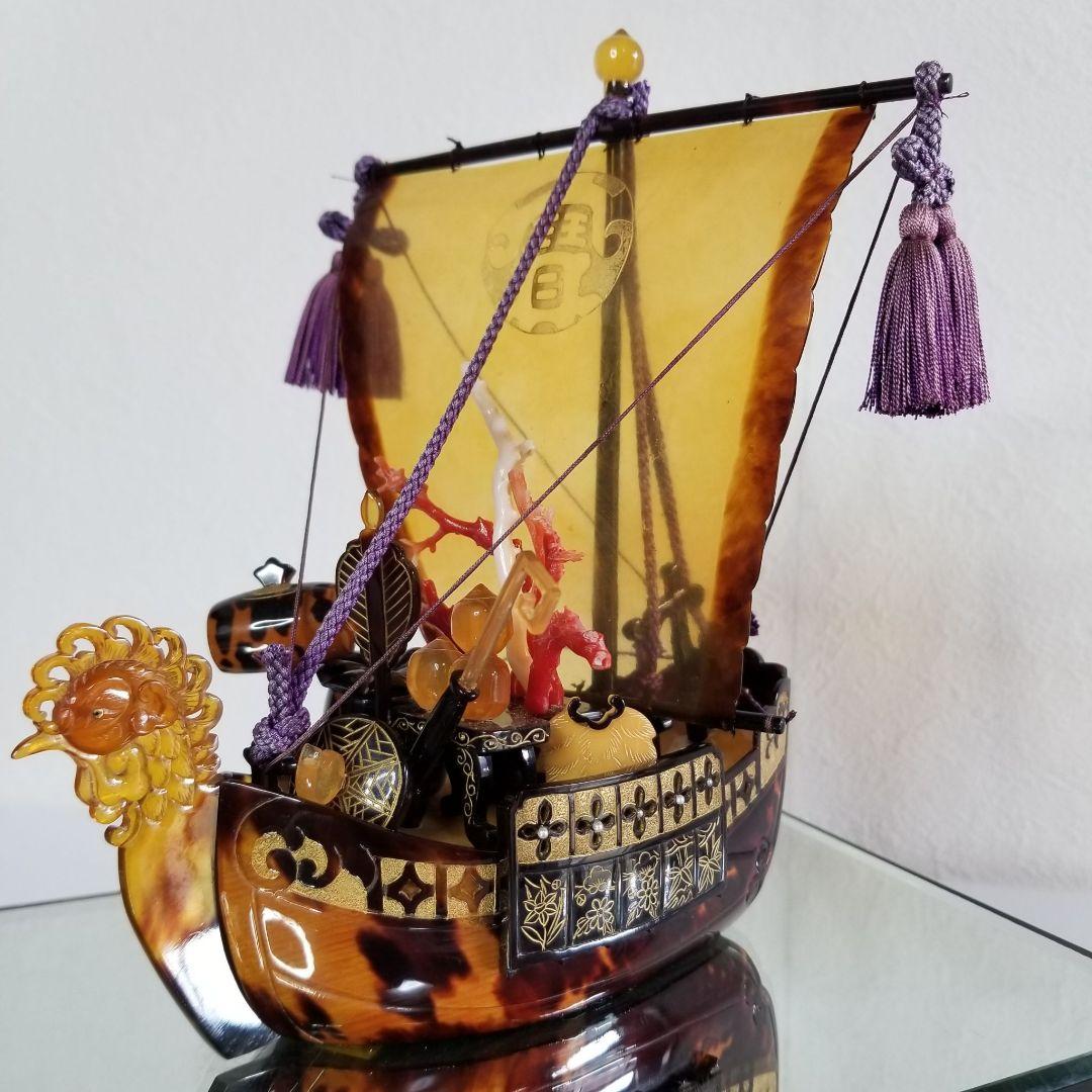 本鼈甲　べっ甲　鳳凰宝船　置物　血赤珊瑚、白珊瑚　ガラスケース　縁起物　オブジェ