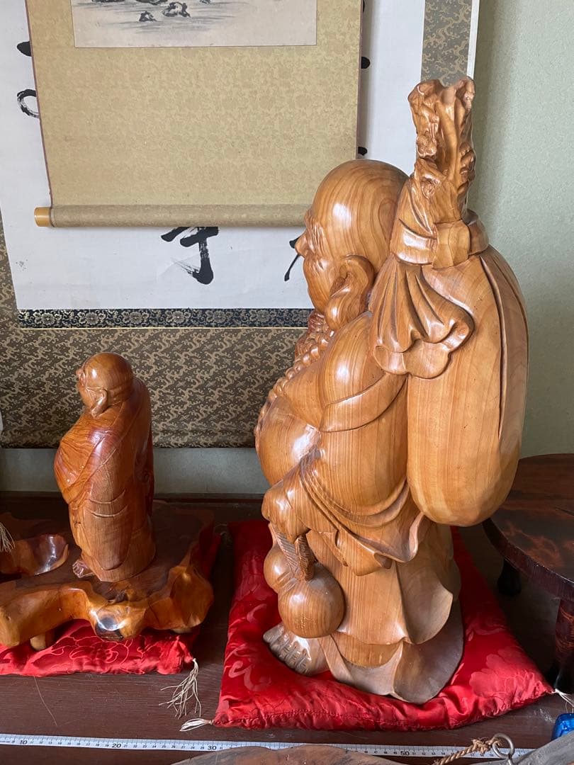 美品　骨董品　高級木彫り　大黒様　木製の笑顔の仏像セット　木彫り　赤い座布団付き