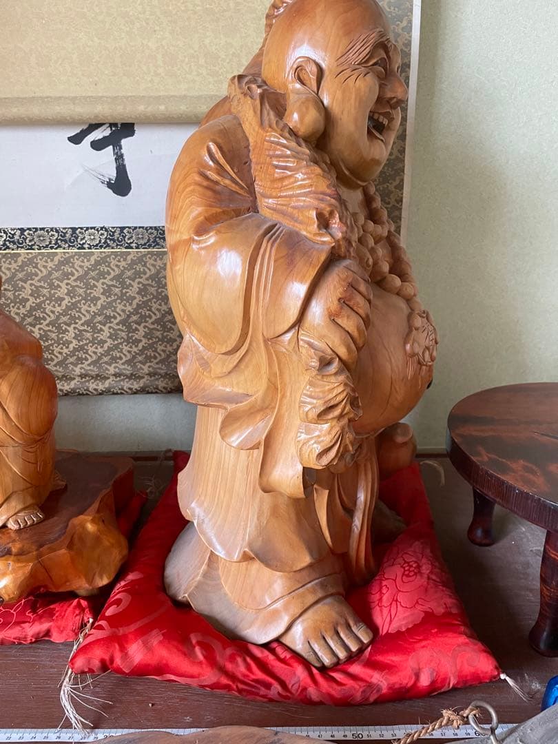 美品　骨董品　高級木彫り　大黒様　木製の笑顔の仏像セット　木彫り　赤い座布団付き