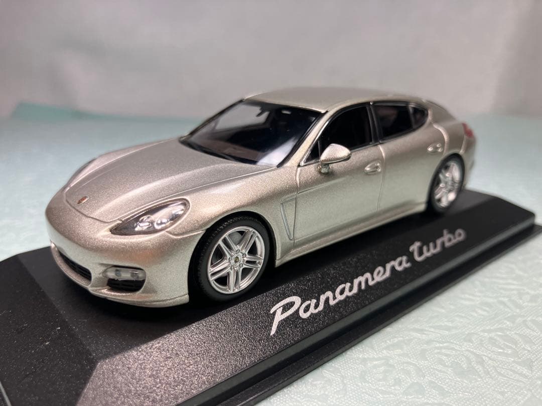 ミニチャンプス　Porshe Panamera Turbo シルバー