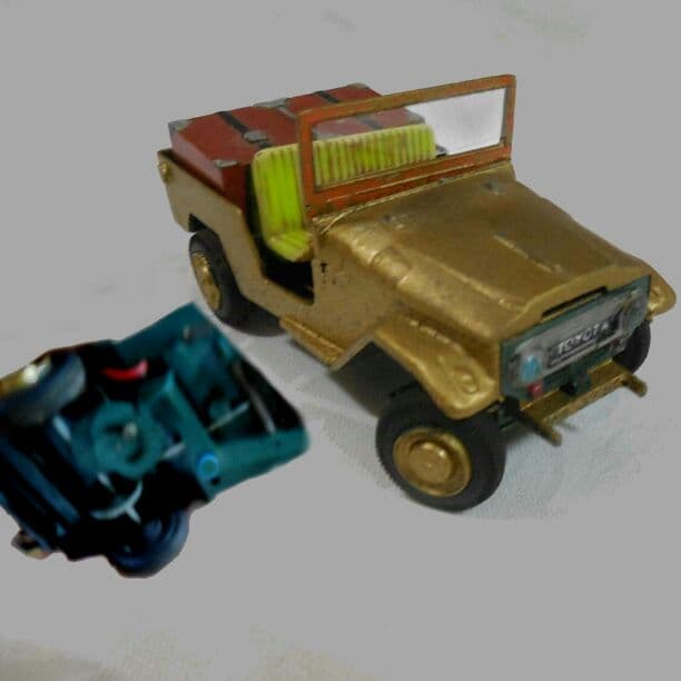 山田模型製蛇行走行付きトヨタランドクルーザー