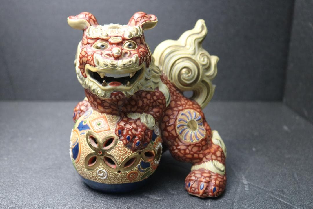 玉乗り獅子／九谷焼／九谷八幡窯／朱／玄関置物／玉体守護／邪気祓い／財産運運気向上