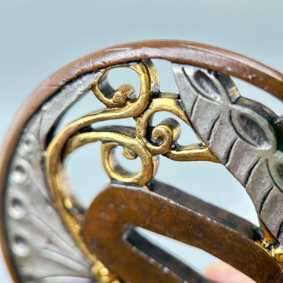 埋忠作 刀鍔　鍔　日本刀装具　銅地　細工　金銀メッキ　刀剣美術