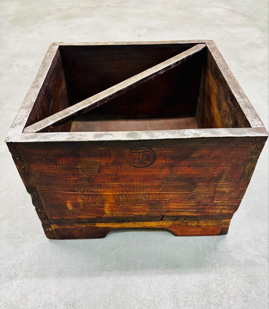 古い木箱 脚付き 鉄枠補強 刻印入り｜無垢材 古道具 収納箱 店舗什器