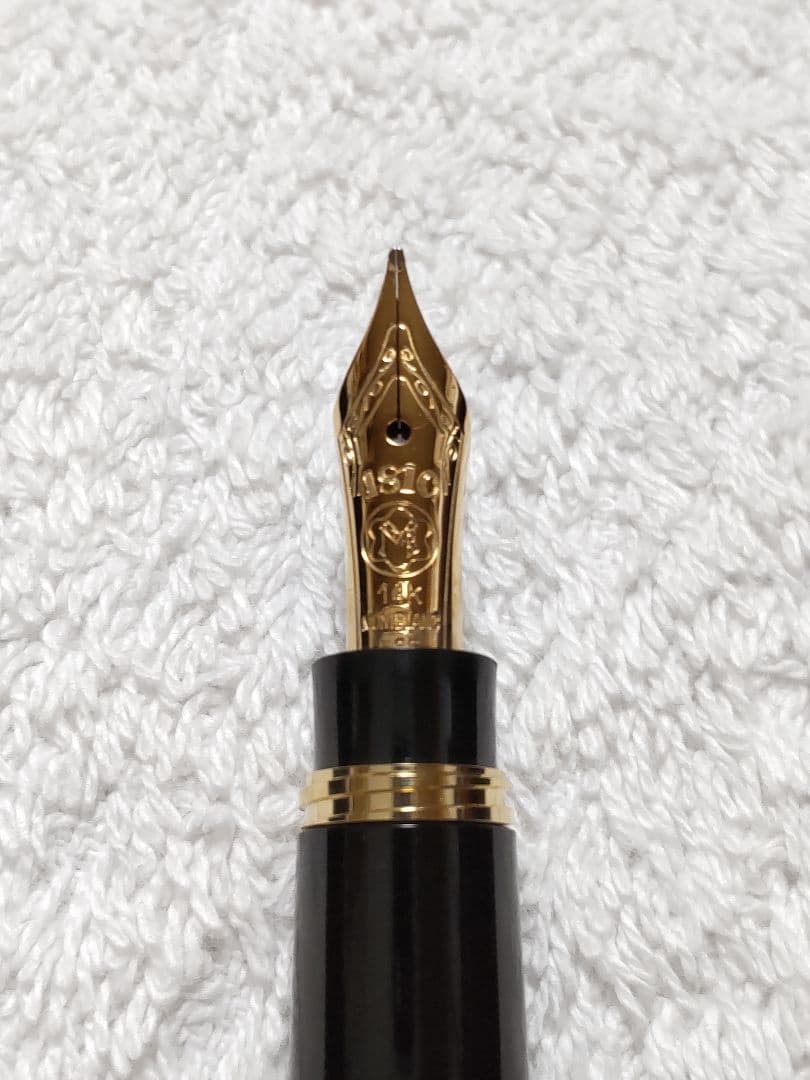 モンブラン114『モーツァルト』の、黒軸×金の万年筆(ペン先はFです)
