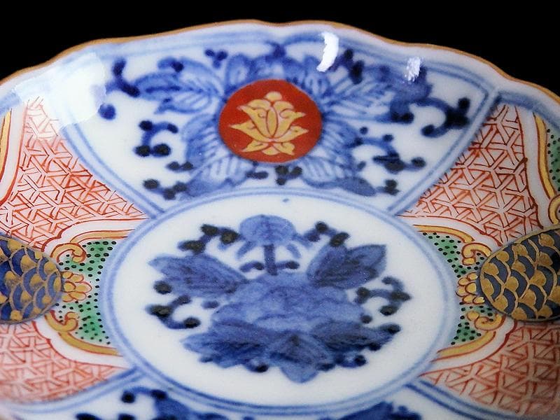 大聖寺伊万里　染錦　青海波に毘沙門亀甲紋　花の図　豆皿　E187AS-CIm