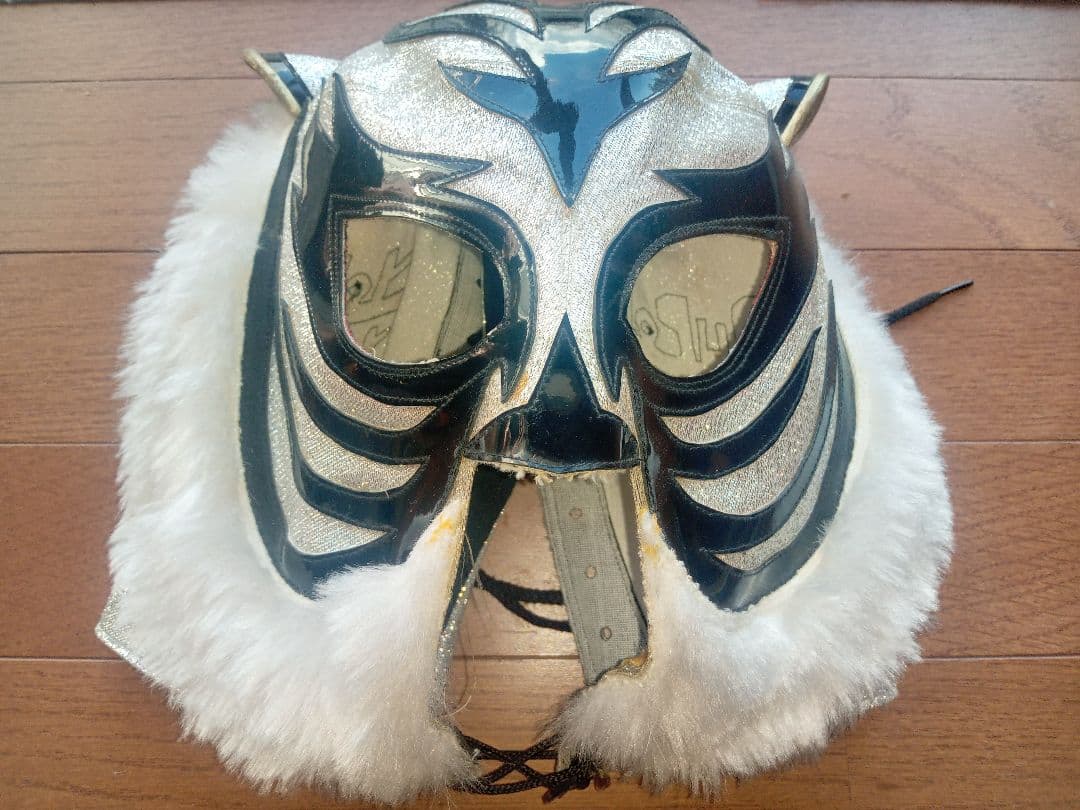 値下げ！スーパータイガー(初代)サイン入り試合用マスク 銀ラメ