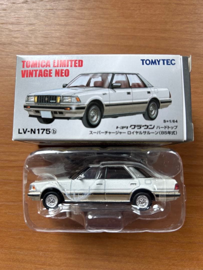 トミカリミテッドヴィンテージNEO LV-N175b トヨタ　クラウン