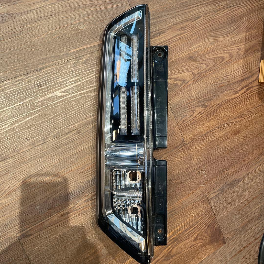 スズキ　スペーシアカスタム　左テールランプMK54S