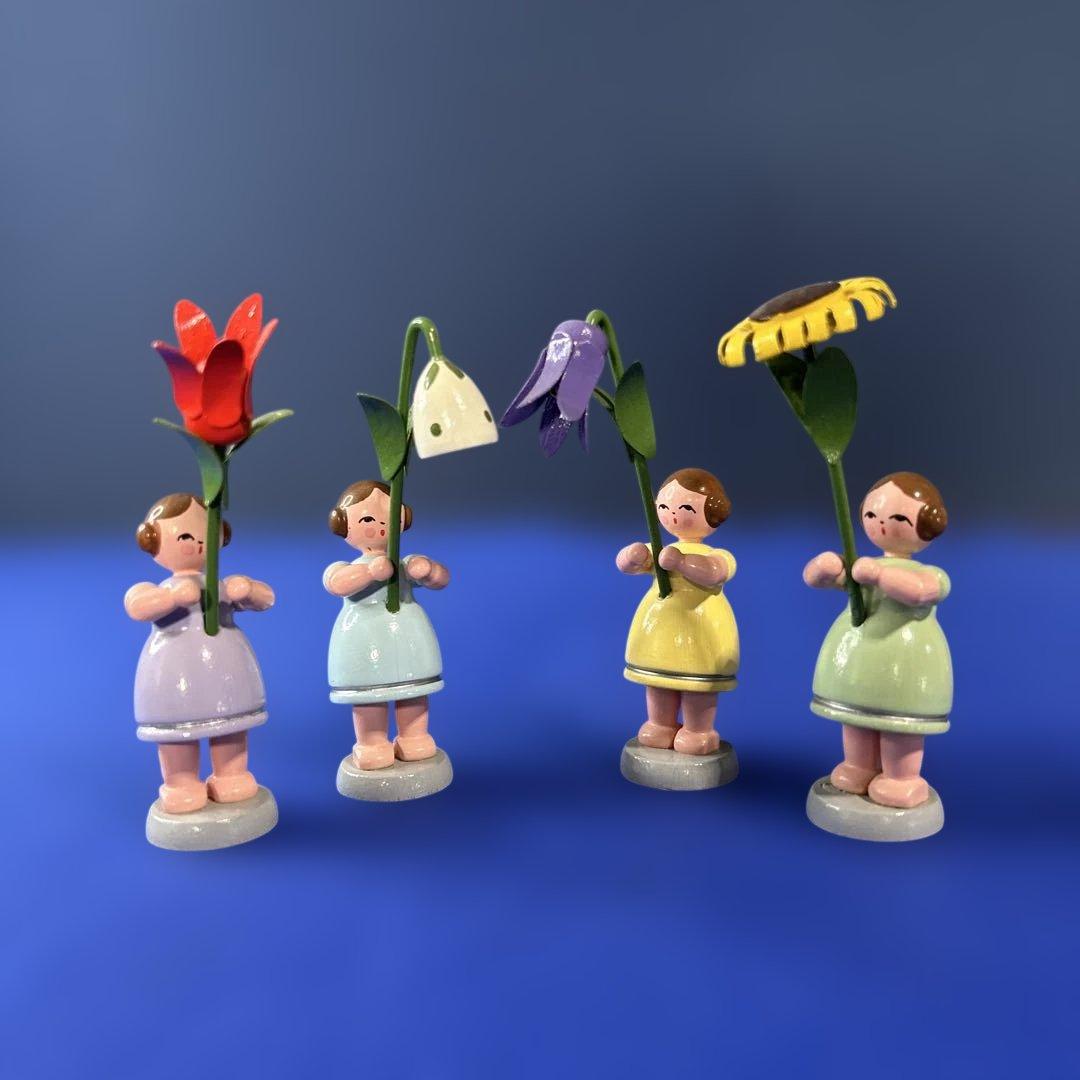 ドイツ製　木製人形　エルツ地方　ザイフェン お花を持つ女の子