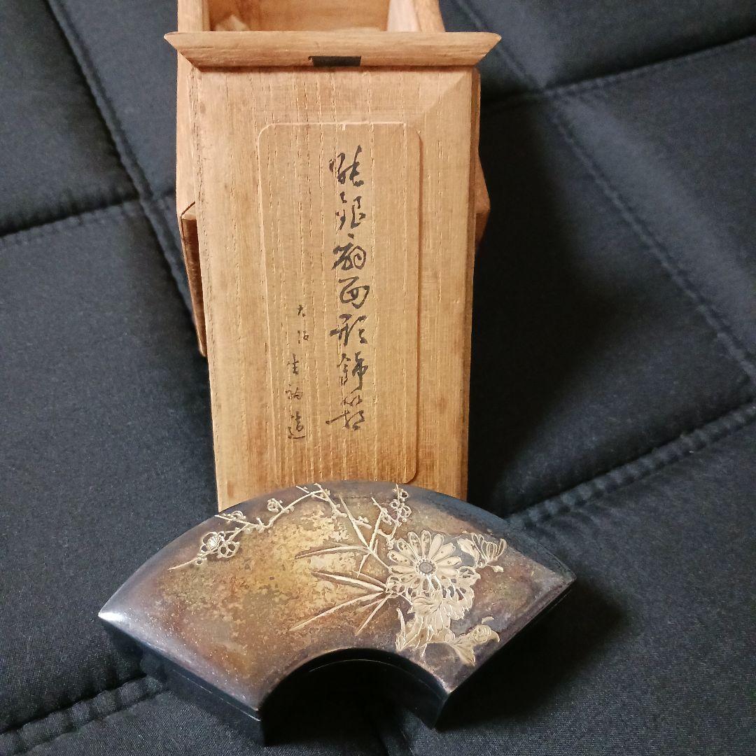 アンティーク生駒製 菊図　扇形工芸品 小物入れ木箱付き