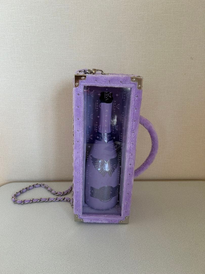パープルシャンパンボトルとファーケース