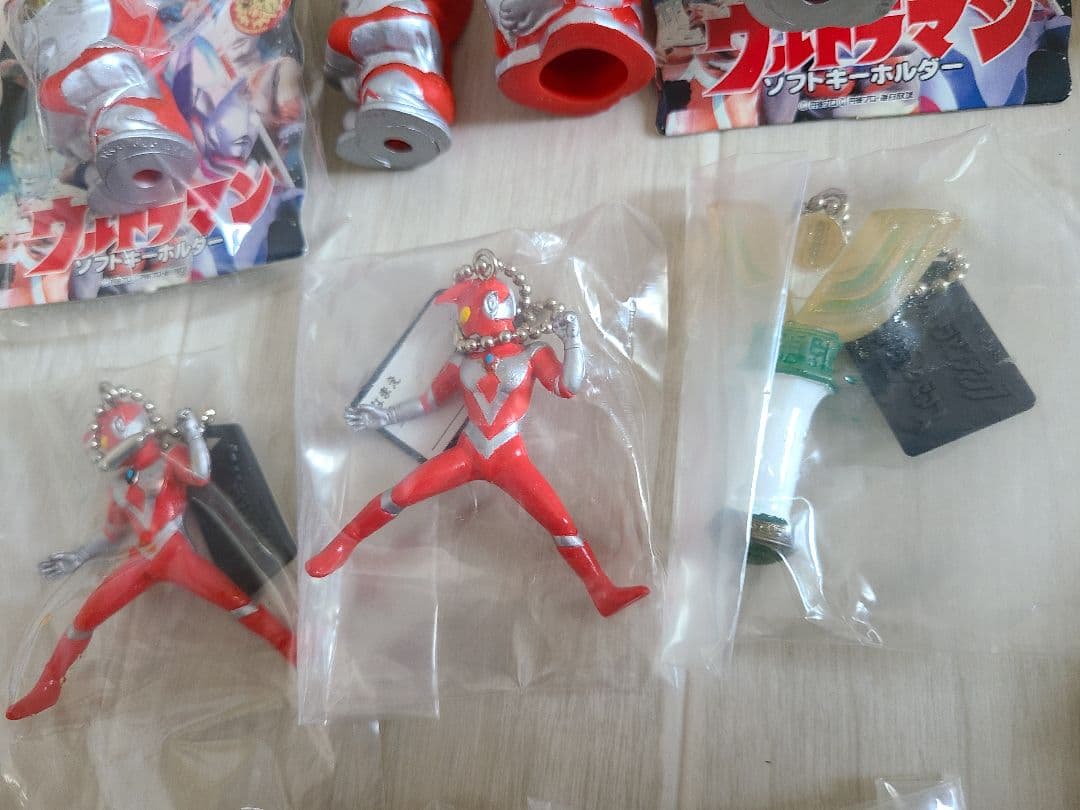 ウルトラマン　キーホルダーレトロ怪獣　ダイナティガ　ゼアス新品　ULTRAMAN