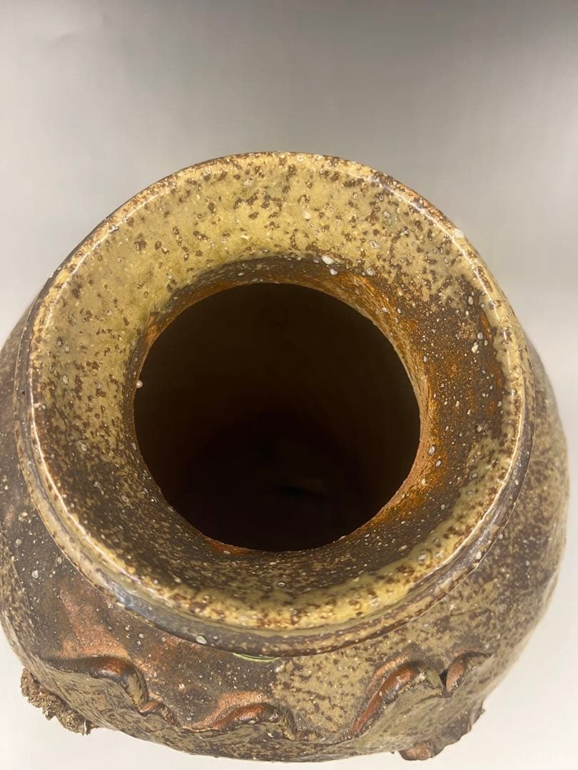 信楽焼　松竹梅￼山水水車人物彫 細密洞窑窑彫 手捻花瓶 希少品 送料込み