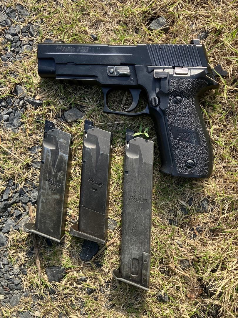 東京マルイ製ガスブローバックハンドガン　P226 中古　マガジン3本