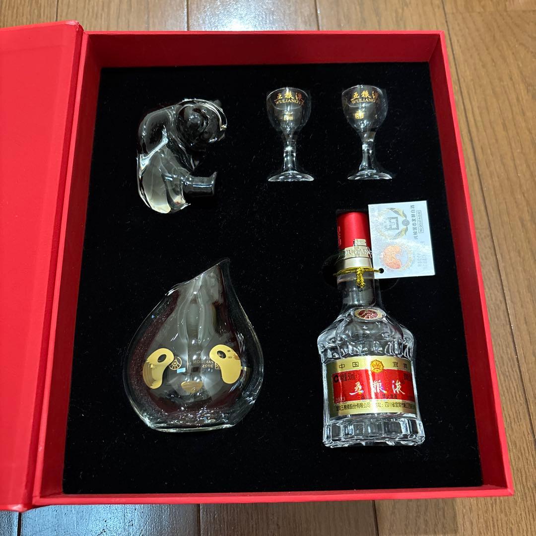 五粮液 大阪万博記念品セット(ピッチャー、グラス、パンダの置き物のセット)