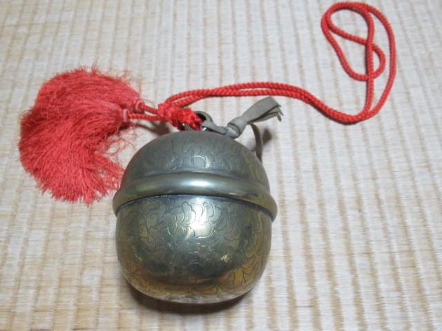 美品 '60年代◆真鍮製 松模様 彫金 大きな鈴 高さ約12、中央直径約10ｃｍ