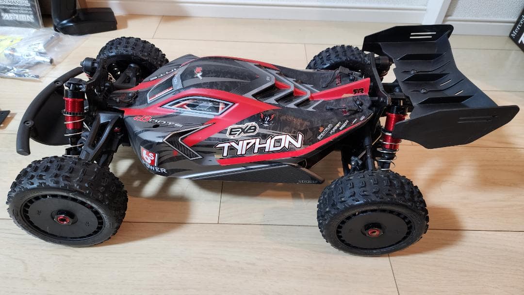 ARRMA TYPHON 6S V5 1/8 社外品チタンシャーシなどを装備