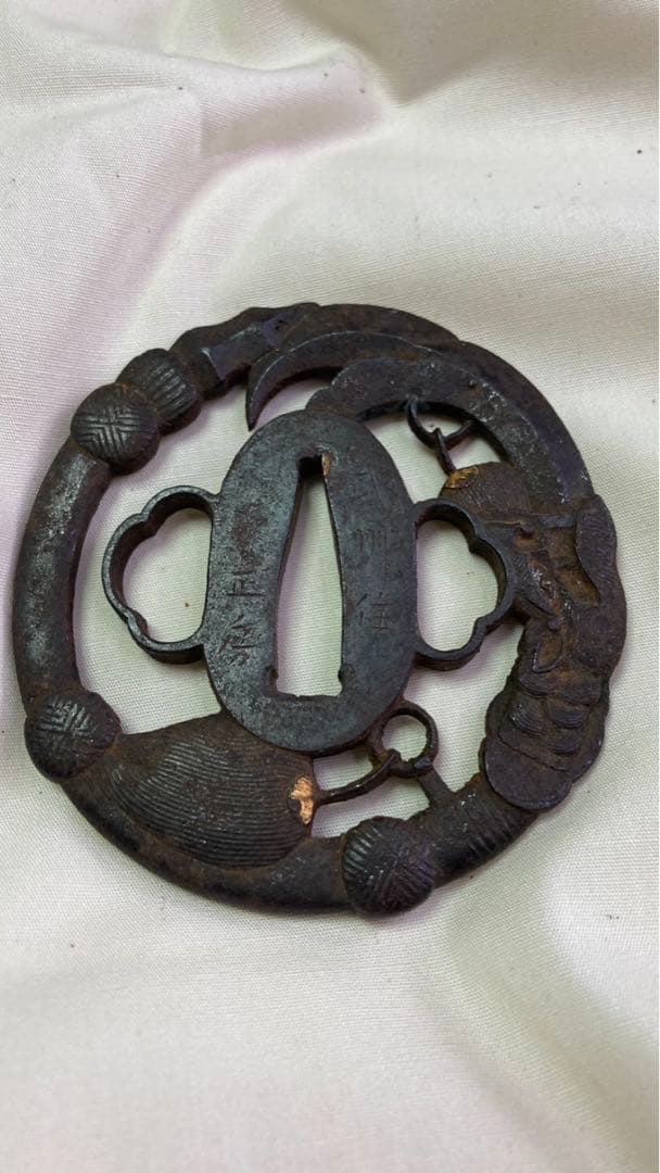 武装具　関羽大薙刀図　銘　武州住　正房　鉄地　金布目象嵌色絵　鍔