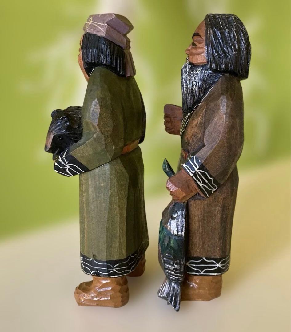 木彫り 農民美術 木端人形 アイヌ 夫婦 小熊 鮭　2体セット