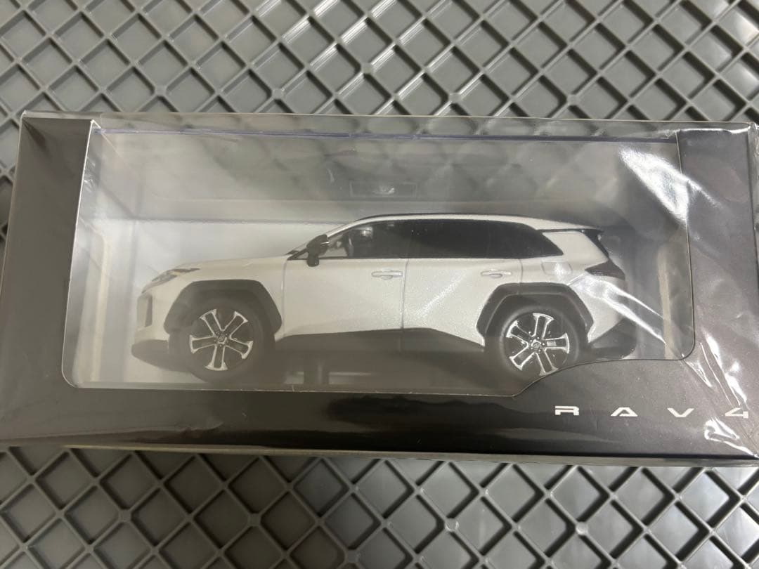 新型RAV4 カラーサンプル 12/18発売 Z プラチナホワイトパールマイカ