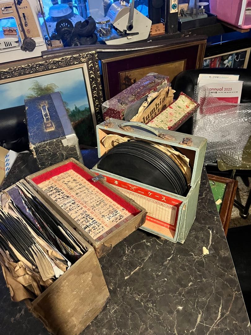 SPレコードが75枚、収納ケースに入ってます 収納ケース付き 歌謡曲、軍歌、浪曲