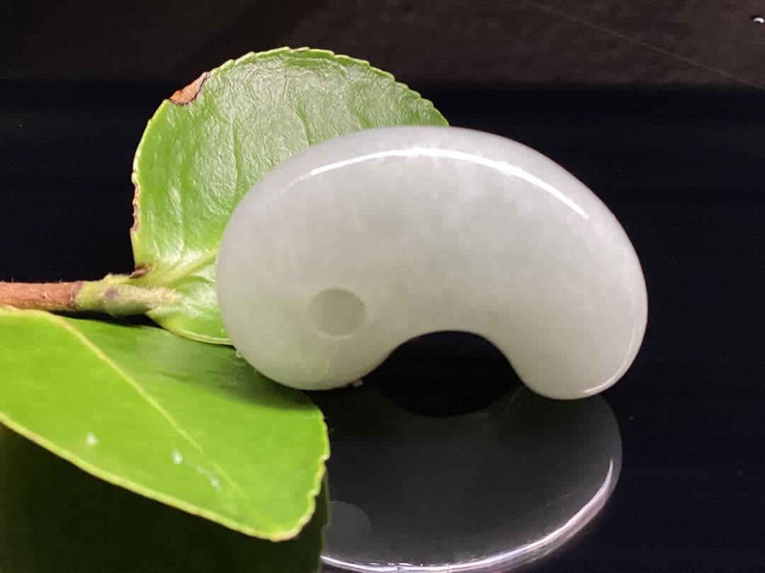 破格お値段です‼️氷アイスジェイド糸魚川翡翠勾玉　本物の守護石をお身近に鑑別書付‼️