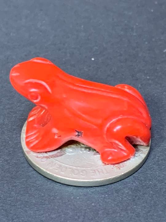 蛙　彫刻　　置物　赤い山サンゴ珊瑚