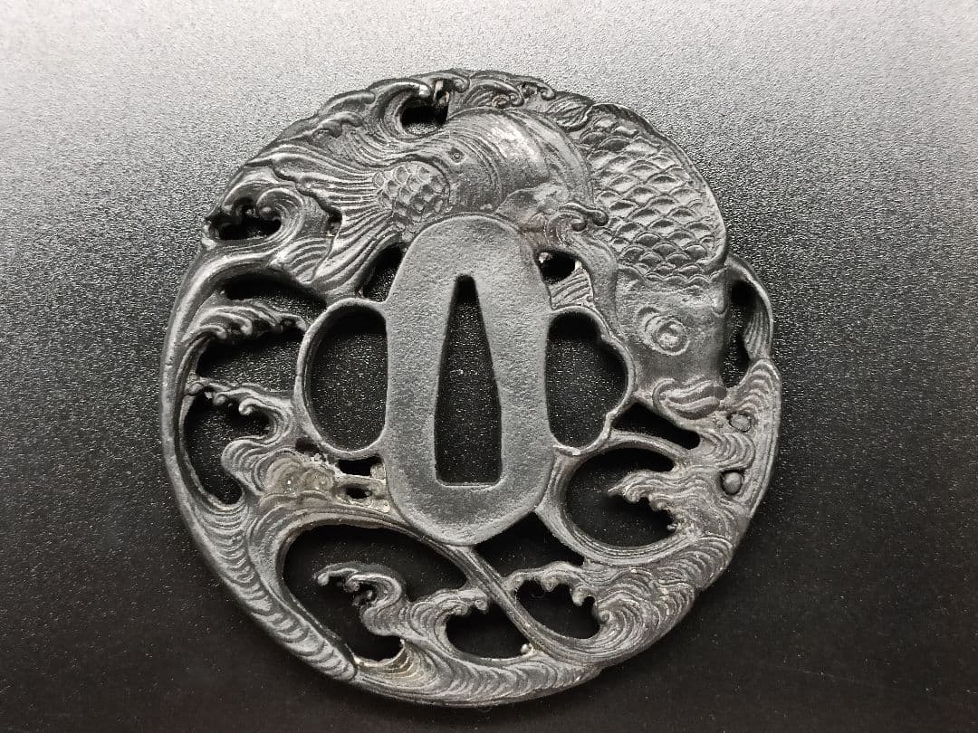 日本刀装具　刀鍔　鯉魚の図　細工　鍔　刀の鍔　刀鐔　鋼製　刀剣美術