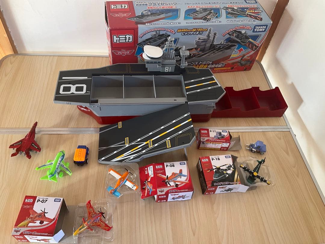 美品　トミカ　プレーンズ　大きなコレクションシップ　航空母艦フライゼンハワー