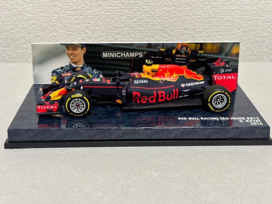 ミニチャンプス1/43レッドブルRB12 D.KVYAT