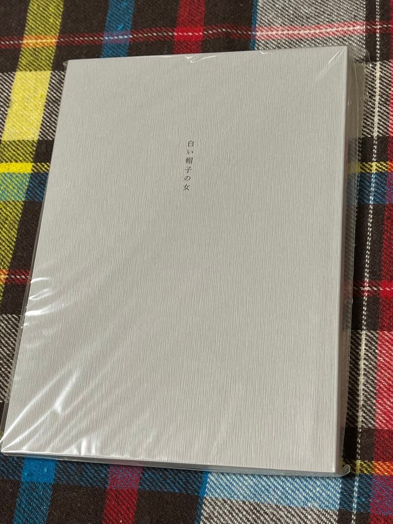 innocent grey 白い帽子の女