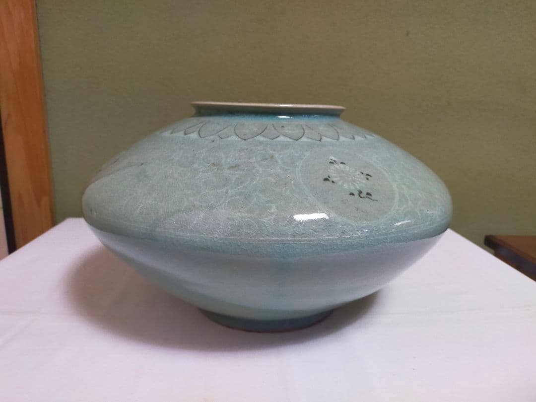 韓国 青磁唐草菊花珠盤形瓶 保証書付き