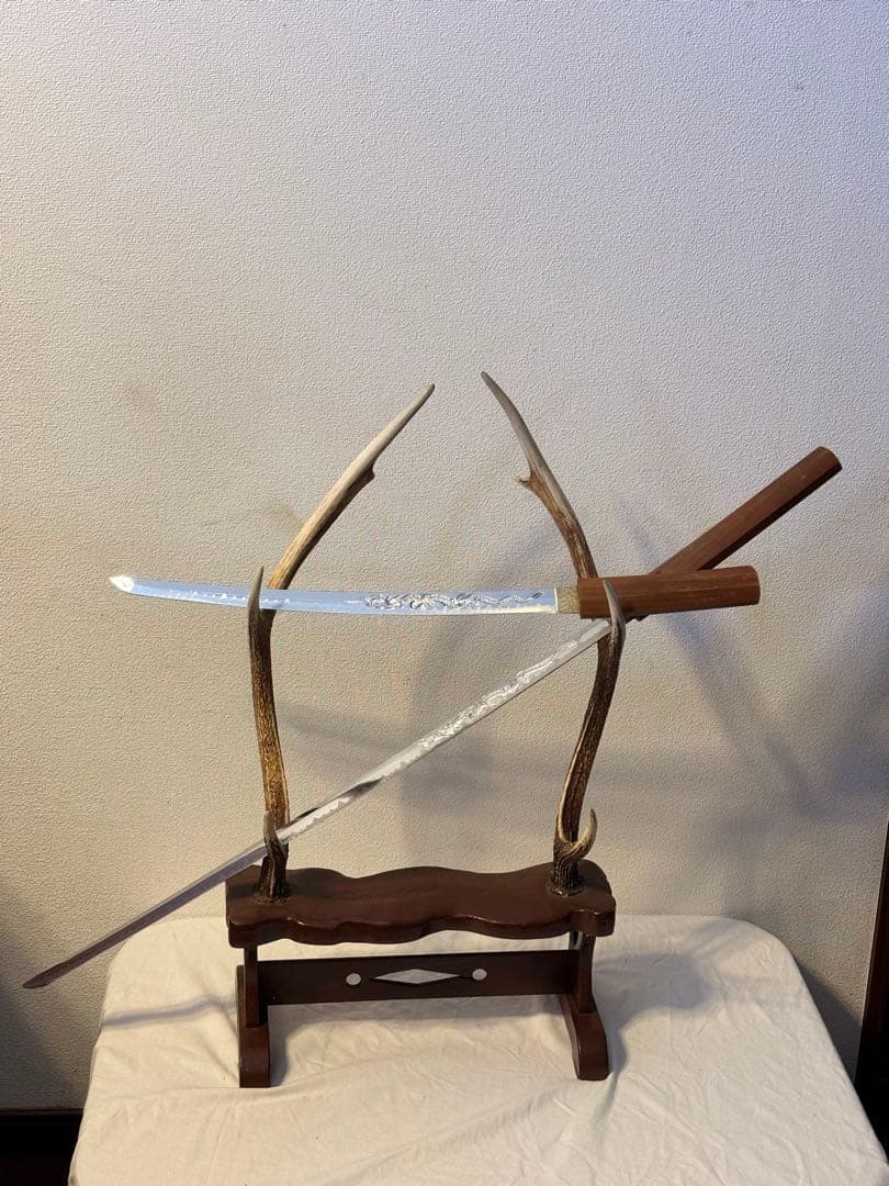 白鞘模造刀ドラゴン彫刻入り波形刃の刀2本