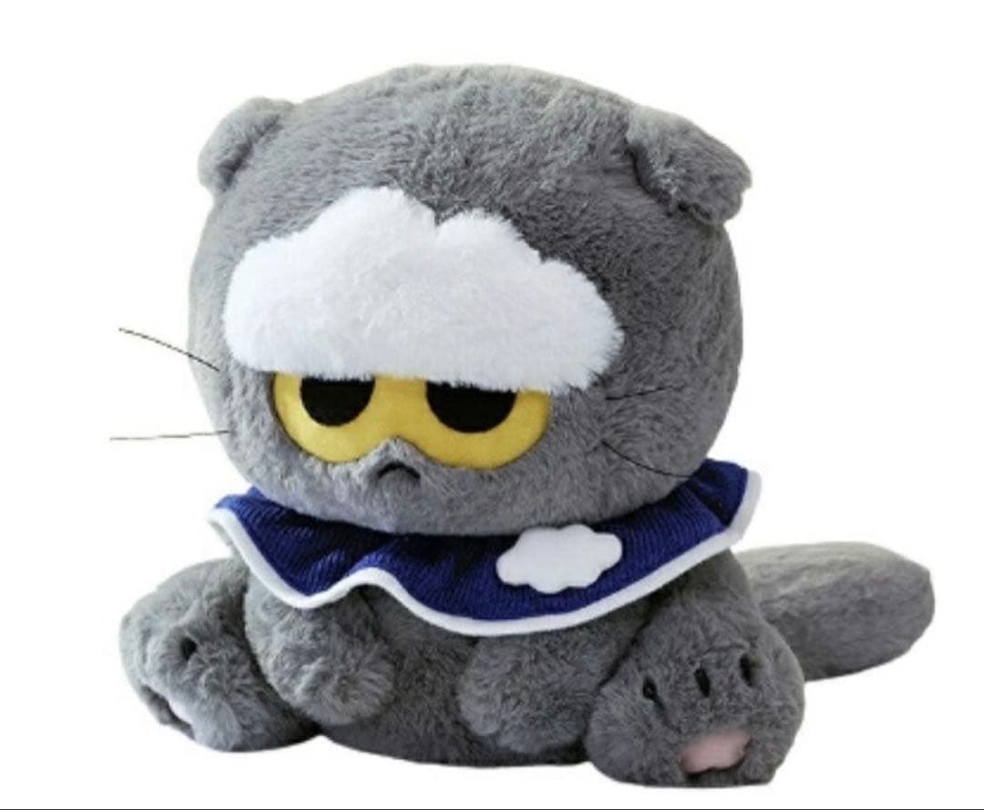 雲の帽子をかぶったグレーの猫のぬいぐるみ