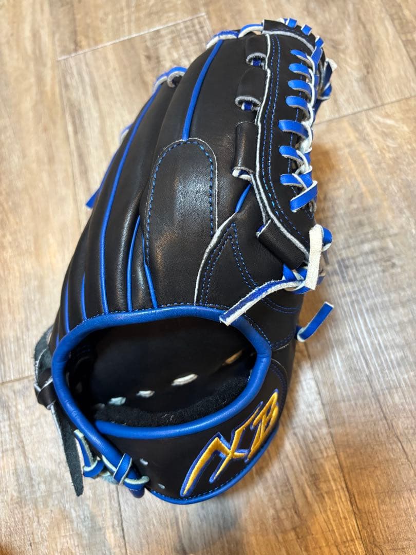 アクセフベルガード軟式グローブ 黒と青のレザー