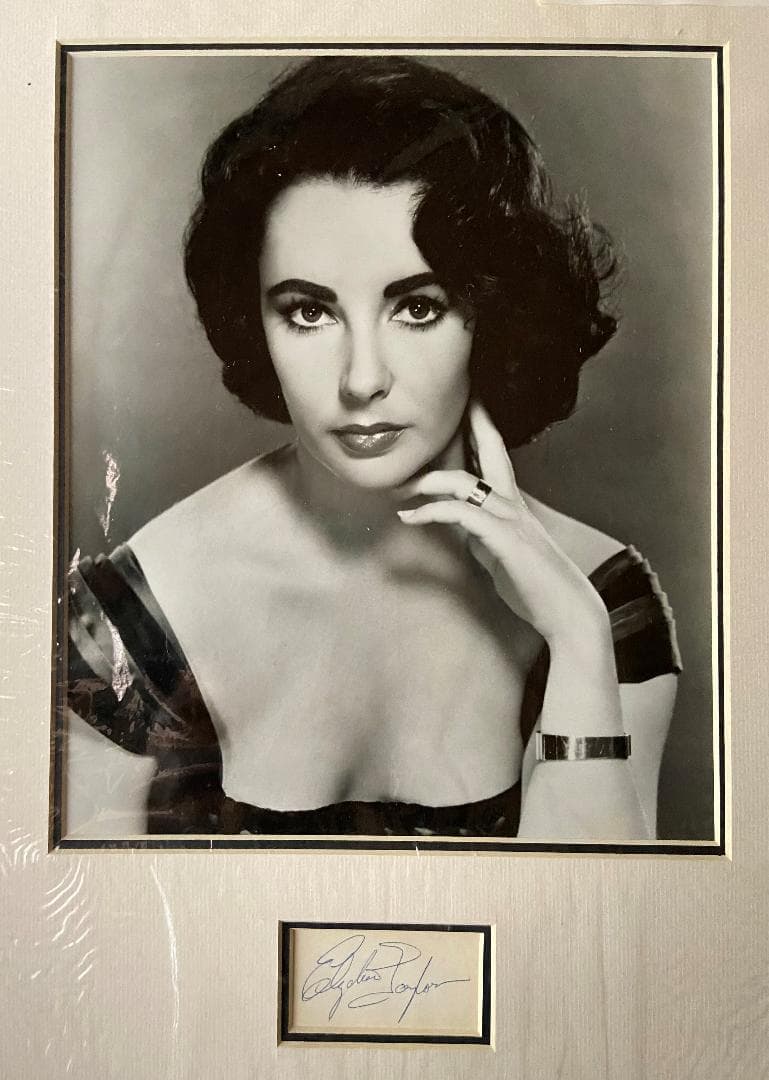 Elizabeth Taylor　直筆サインと白黒ポートレート写真