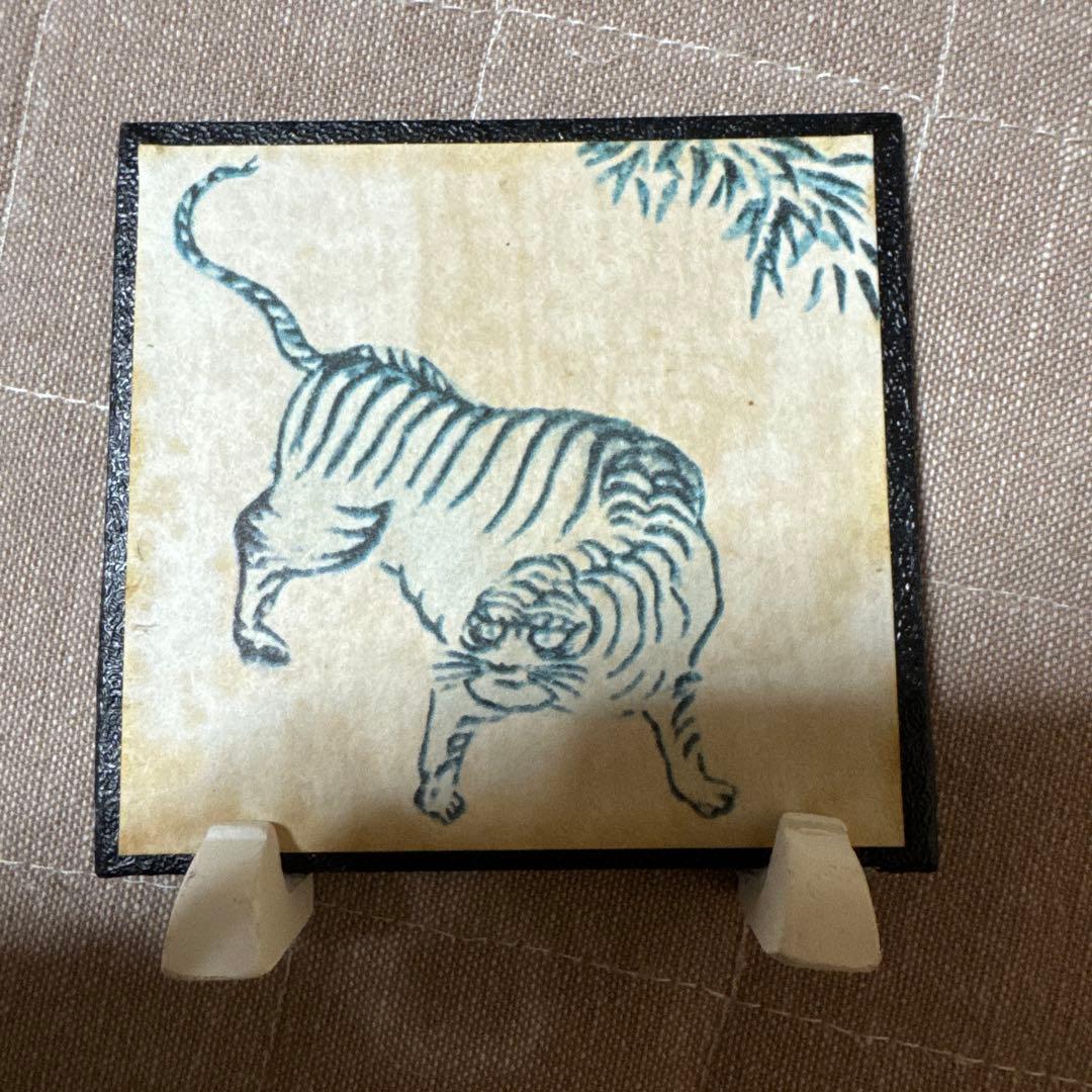 陶器製子供人形と虎の絵