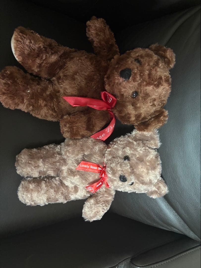 茶色のクマのぬいぐるみ2体