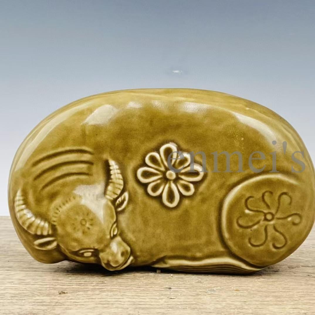 【定窯系 オリーブグリーン釉 牛枕】牛型陶枕／花模様装飾／中国古陶磁風