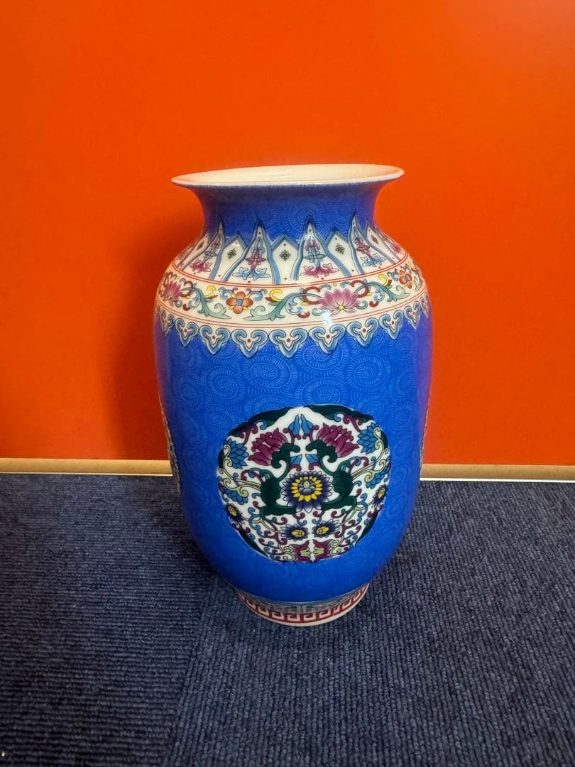 1633 中国美術 骨董 大清乾隆年製銘　藍地紋粉彩冬瓜瓶　時代物