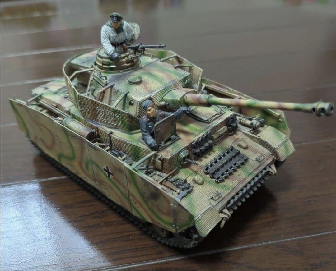 タミヤプラモデル ①Ⅳ号戦車H型1完成品 ②タイガーⅠ後期生産型完成品