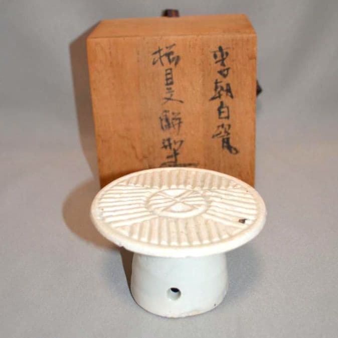 『李朝白瓷櫛目文餅型』 ”木石過眼”　トクサル　菓子型　朝鮮古陶磁器　蓋置　墨床