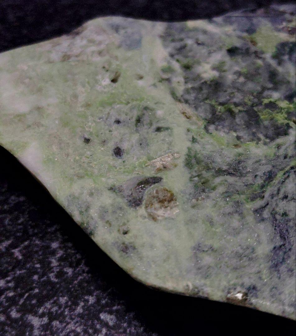 ★翡翠原石★糸魚川硬玉【姫川・切り出し・カメレオン翡翠390ｇ】