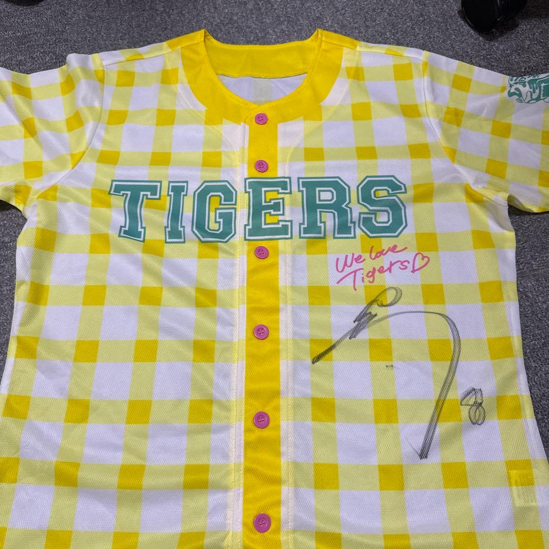 佐藤輝明直筆サイン入り　女性用　フルーツ柄の阪神タイガースユニフォーム