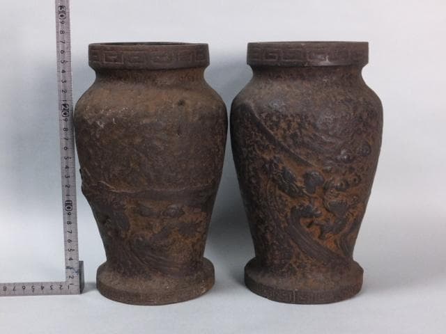 時代古鉄 華道具 在銘 花器 壺『荒膚地浮彫雲龍雷文　壱対』1128O