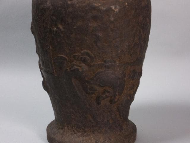 時代古鉄 華道具 在銘 花器 壺『荒膚地浮彫雲龍雷文　壱対』1128O